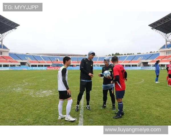 福州足球明星重返家乡激情献技球迷热情高涨共庆足球盛事