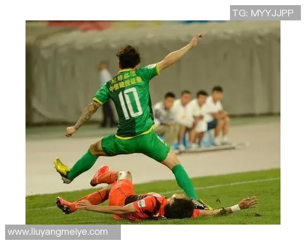 足球明星吸烟瞬间曝光引发热议背后的健康隐患与职业形象探讨 足球明星吸烟瞬间曝光引发热议背后的健康隐患与职业形象探讨